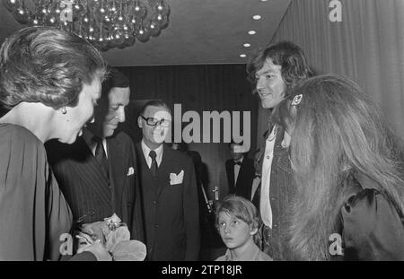 La Princesse Beatrix et le Prince Claus assistent des artistes à l'UNICEF dans le bâtiment du Congrès néerlandais à la Haye ca. 14 décembre 1972 Banque D'Images