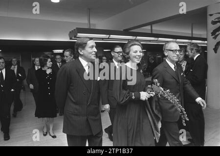 La Princesse Beatrix et le Prince Claus assistent des artistes à l'UNICEF dans le bâtiment du Congrès néerlandais à la Haye ca. 14 décembre 1972 Banque D'Images