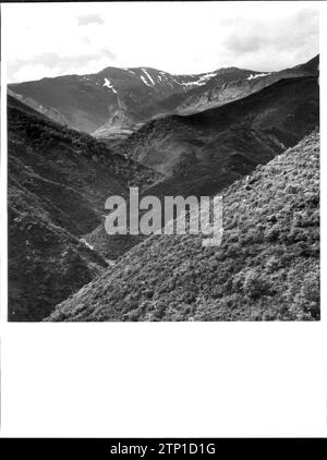 12/31/1949. La Sierra de la Guyane de la route de San Pedro de Montes. La rivière Oza traverse le fond du canal. Ses eaux coulent du forgeron Frailes, dont une grande partie va à Ponferrada. Crédit : Album / Archivo ABC / marques de Santa María Del Villar Banque D'Images