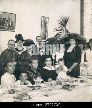 06/17/1919. Madrid. Inauguration d'hier. S.M. la Reine Victoria (1), S.A.R. l'Infante Isabel (2) et l'évêque, le Dr Melo (3), à l'inauguration de la salle à manger caritative payée par M. García Molinas (4) en mémoire de sa fille malheureuse Maria Luisa. Crédit : Album / Archivo ABC / Julio Duque Banque D'Images