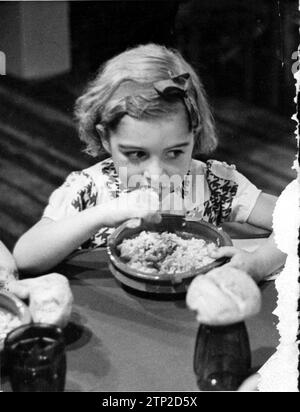 06/30/1938. Une fille dans une salle à manger pour enfants. Crédit : Album / Archivo ABC / Agullo Padros Banque D'Images