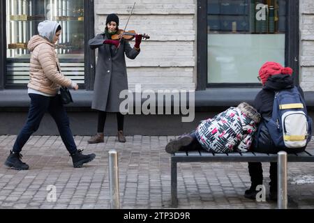 Kiev, Ukraine. 20 décembre 2023. Un musicien de rue joue du violon tandis qu'une personne passe par un raid aérien dans le centre de Kiev. (Photo Oleksii Chumachenko/SOPA Images/Sipa USA) crédit : SIPA USA/Alamy Live News Banque D'Images