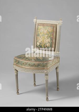 Stoel Kops-Amoublement, Anonyme, c. 1793 - C. 1795 chaise couverte, faisant partie du KopsEublement, en bois de hêtre peint blanc et gris bleu et reposant sur des pieds coniques. Les règles de siège et les appuis de la fenêtre arrière, avec des colonnes canalisées toscanes comme arrière-styles, montrent un pneu tressé poignardé avec des rosettes. Terminer avec des rosettes et des feuilles d'acanthe. Le rembourrage présente des motifs floraux sur un sol satiné bleu clair, maintenu sur le dos par des griffons. Commandé pour le bâtiment Nieuwe Gracht 74, Haarlem. VOIR : BK-15615-A/P ; BK-15614 ; BK-15616-A/B. Travailleur du meuble : NetherlandsConcepteur : bois d'Amsterdam (matière végétale). soyez Banque D'Images