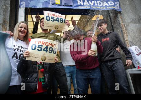 Madrid, Espagne. 22 décembre 2022. Un groupe de personnes célèbrent le premier prix de loterie avec des pancartes et les numéros gagnants. Les gestionnaires du bureau national de loterie 'El Elefante azul', situé dans la rue Arenal de Madrid, célèbrent le premier prix 'jackpot' dans la loterie de Noël obtenu dans leur administration de loterie. La loterie de Noël est célébrée en Espagne chaque 22 décembre. (Photo de David Canales/SOPA Images/Sipa USA) crédit : SIPA USA/Alamy Live News Banque D'Images