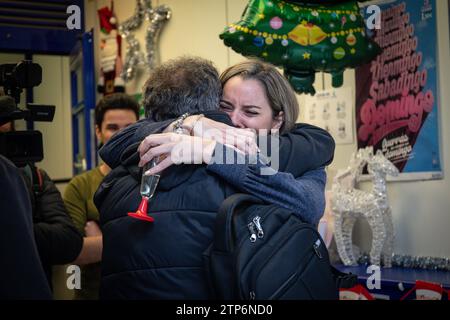 Madrid, Espagne. 22 décembre 2022. Un couple s'embrasse alors qu'ils célèbrent leur premier prix de loterie. Les gestionnaires du bureau national de loterie 'El Elefante azul', situé dans la rue Arenal de Madrid, célèbrent le premier prix 'jackpot' dans la loterie de Noël obtenu dans leur administration de loterie. La loterie de Noël est célébrée en Espagne chaque 22 décembre. (Photo de David Canales/SOPA Images/Sipa USA) crédit : SIPA USA/Alamy Live News Banque D'Images