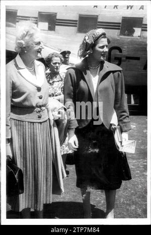 06/02/1950. L'épouse et la fille de Churchill, Mme Clementina Hozier et Mme Cristopher sons respectivement, à leur arrivée à l'aérodrome de Barajas. Crédit : Album / Archivo ABC / Manuel Sanz Bermejo Banque D'Images