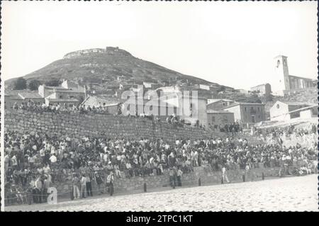 06/25/1972. Photo de ceux qui assistent au festival de théâtre médiéval. En arrière-plan la colline Hita. Crédit : Album / Archivo ABC / Luis Monje Ciruelo Banque D'Images