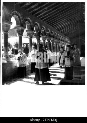 12/31/1949. Prêtres dans le magnifique cloître roman de la cathédrale de la cathédrale d'Urgell. Crédit : Album / Archivo ABC / marques de Santa María Del Villar Banque D'Images