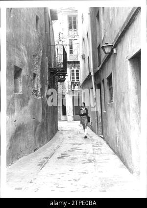 12/31/1972. Étudiant marchant le long d'une rue dans la cathédrale d'Urgell. Crédit : Album / Archivo ABC / Luis Alonso Banque D'Images