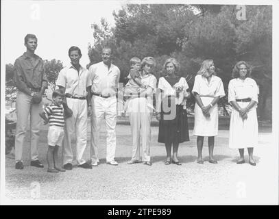 08/01/1987. La famille royale espagnole avec les Princes de Galles et leurs enfants dans les jardins du Palais Marivent. Crédit : Album / Archivo ABC / Francisco Amengual Banque D'Images