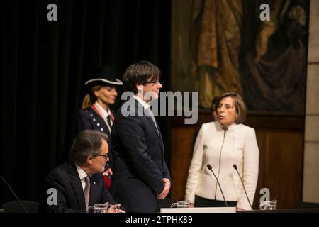 Barcelone, 01/12/2016. Inauguration du président du président de la Generalitat, Carles Puigdemont, au Palau de la Generalitat, accompagné de son épouse, Marcela Topor. Photo : Inés Baucells ARCHDC. Crédit : Album / Archivo ABC / Inés Baucells Banque D'Images