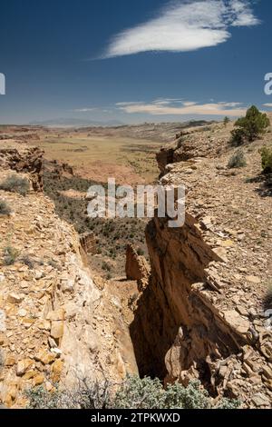 Vue sur Upper South Desert vue sur crack dans la Mesa dans le parc national de Capitol Reef Banque D'Images