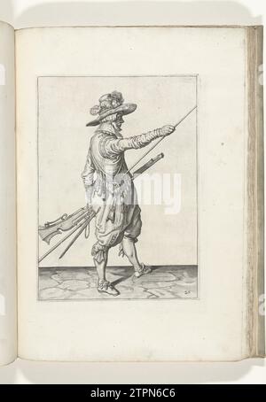 Soldat avec un mousquet qui glisse sa main droite au bout de son tiroir (n° 26), ca. 1600, 1597 - 1607 Un soldat, à droite, qui tient un mousquet (un certain type d'arme à feu) avec sa main gauche sur sa cuisse gauche et amène sa main droite au bout de son fromage, qu'il a appuyé contre son côté droit (n° 26), 1600. Dans sa main gauche en plus du mousquet aussi une mèche ; sur sa gauche, un furcuma (fourche de mousquet). Planche 26 dans les instructions pour la manipulation du mousquet : Corte Initiation sur l'image Figuerliicke, tant agaet le droit Ghebruyck vant Musquet. Partie des illustrations Banque D'Images