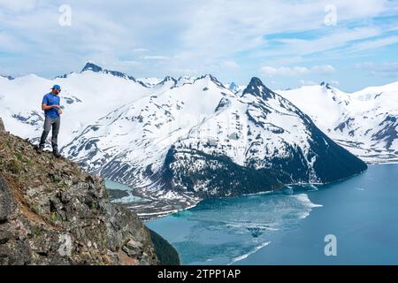 Explorer sur Panorama Ridge surplombant le lac glacé Garibaldi Banque D'Images