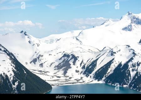 Vue panoramique sur l'étendue enneigée de Garibaldi et le lac alpin Banque D'Images