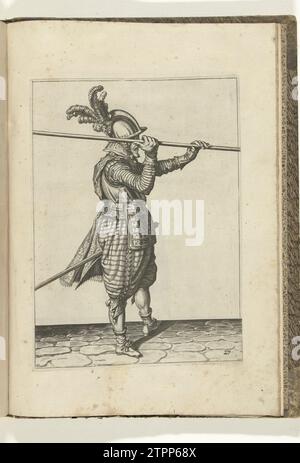 Soldat qui incline ses brochettes des deux mains horizontalement au-dessus de son épaule droite (n° 27), ca. 1600, 1597 - 1608 Un soldat, à droite, qui soulève une brochette (lance) avec les deux mains horizontalement au-dessus de son épaule droite (n° 27), ca. 1600. Planche 27 dans la notice de manipulation de la brochette : enseignement letter ; He Succcint sur les Portraitz Figurez, touchant l'usage, The tout ce qu'un soldat doit faire au maniement de la pique. Partie des illustrations dans une édition française de J. de Gheyns Wapenhandelhe : J. de Gheyn, maniement d'armes, d'arquebus, Mousquetz et piques : et conformité de l'O. Banque D'Images