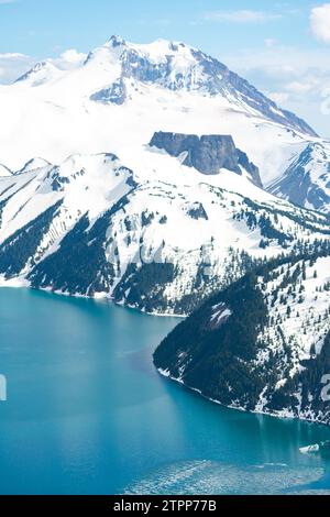 Paisible lac Garibaldi niché au milieu des sommets enneigés de la Colombie-Britannique Banque D'Images