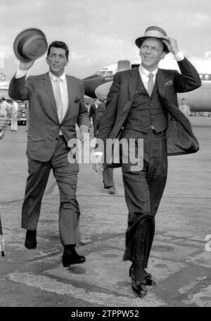 08/03/1961. Frank Sinatra et Dean Martin arrivent à l'aéroport de Heathrow. Crédit : Album / Archivo ABC Banque D'Images