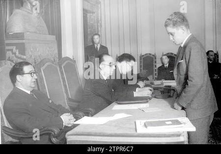 Madrid. 06/15/1951. Le prince Don Juan Carlos de Borbón, lors de ses examens à l'Institut San Isidro. Crédit : Album / Archivo ABC Banque D'Images