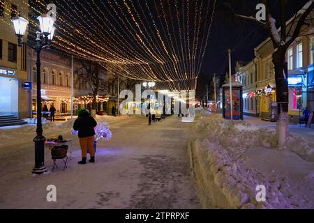 Ryazan, Russie - 16 décembre 2023 : rue éclairée festivement par une soirée d'hiver Banque D'Images