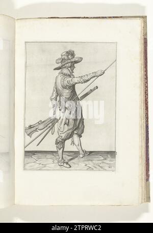 Soldat avec un mousquet qui glisse sa main droite à l'extrémité de son bâton de chargement (n° 29), ca. 1600, 1608 Un soldat, à droite, qui tient un mousquet (un certain type d'arme à feu) avec sa main gauche sur sa cuisse gauche et amène sa main droite au bout de son fromage, qu'il a appuyé contre son côté droit (no 29), 1600. Dans sa main gauche en plus du mousquet aussi une mèche ; sur sa gauche, un furcuma (fourche de mousquet). Planche 29 dans les instructions pour la manipulation du mousquet : Corte Initiation sur l'image Figuerlicke, tant agaet le droit Ghebruyck van Musquet. Partie des illustrations de la Banque D'Images