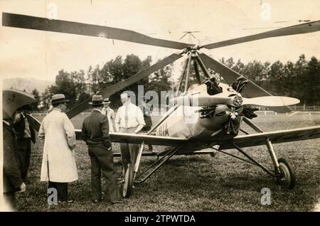 12/31/1933. Hommage national à Don Juan de la Cierva et Codorniu. Dès que le dernier modèle d'autogyro a quitté les ateliers anglais, M. de la Doe pilotant son appareil est venu en Espagne sur un vol direct pour montrer l'invention à ses compatriotes. En marchant sur le sol espagnol, à San Sebastián, les premiers visiteurs félicitent l’illustre ingénieur. Crédit : Album / Archivo ABC Banque D'Images