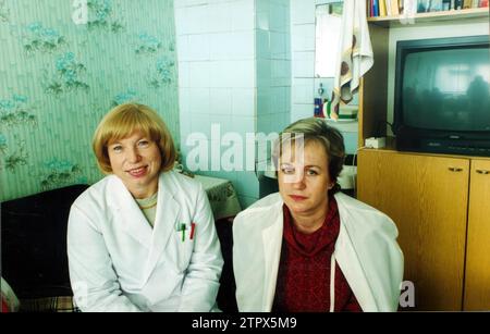 Gomel (Bélarus), 11/9/2000. Le "village de la mort", dans l'épicentre de la zone la plus touchée par la tragédie de la centrale nucléaire de Tchernobyl. Dr. Tastsiana Shumijina et, à droite, Valentina Poxodova, une des mères de l'association des personnes touchées par l'accident. Le médecin est le chef de l'unité d'hématologie et d'oncologie de l'hôpital et souffre également d'un cancer. Photos : Manuel Ramírez. Crédit : Album / Archivo ABC / Manuel Ramírez Fernández de Córdoba Banque D'Images