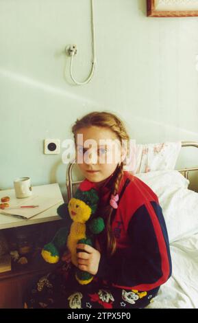 Gomel (Bélarus), 11/9/2000. Le "village de la mort", dans l'épicentre de la zone la plus touchée par la tragédie de la centrale nucléaire de Tchernobyl. Une jeune fille de l'hôpital de Gomel, atteinte d'un cancer. Photos : Manuel Ramírez. Crédit : Album / Archivo ABC / Manuel Ramírez Fernández de Córdoba Banque D'Images