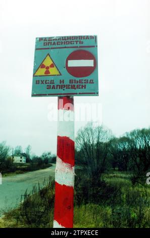 Gomel (Bélarus), 11/9/2000. Le "village de la mort", dans l'épicentre de la zone la plus touchée par la tragédie de la centrale nucléaire de Tchernobyl. Un panneau avertit des dangers de la pollution. Photos : Manuel Ramírez. Crédit : Album / Archivo ABC / Manuel Ramírez Fernández de Córdoba Banque D'Images