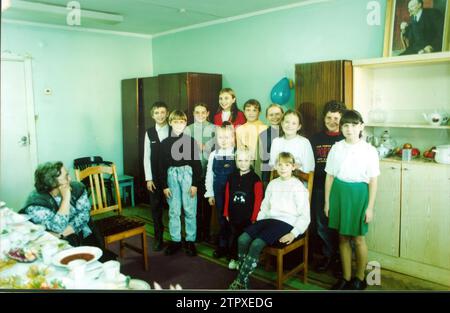 Gomel (Bélarus), 11/9/2000. Le "village de la mort", dans l'épicentre de la zone la plus touchée par la tragédie de la centrale nucléaire de Tchernobyl. Sur l'image, les enfants qui ont passé leurs vacances d'août dans la ville sévillienne de Constantina. Photos : Manuel Ramírez. Crédit : Album / Archivo ABC / Manuel Ramírez Fernández de Córdoba Banque D'Images