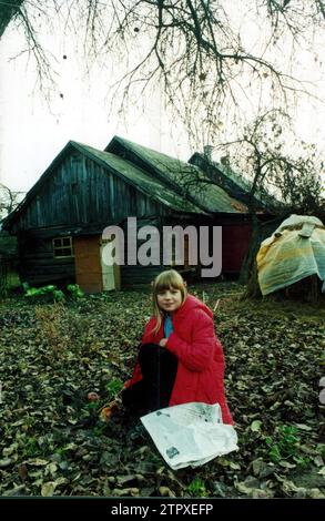 Gomel (Bélarus), 11/9/2000. Le "village de la mort", dans l'épicentre de la zone la plus touchée par la tragédie de la centrale nucléaire de Tchernobyl. Sur la photo, une fille du village de Rechista qui a des problèmes de thyroïde causés par l'accident. Photos : Manuel Ramírez. Crédit : Album / Archivo ABC / Manuel Ramírez Fernández de Córdoba Banque D'Images