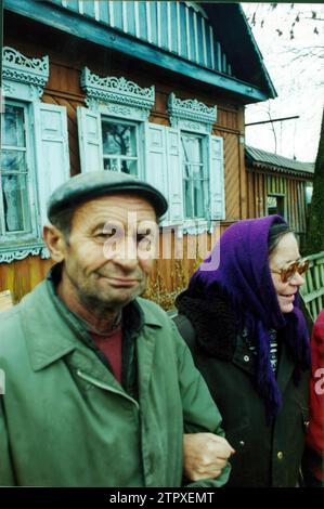 Gomel (Bélarus), 11/9/2000. Le "village de la mort", dans l'épicentre de la zone la plus touchée par la tragédie de la centrale nucléaire de Tchernobyl. Quelques résidents devant leur maison.photos : Manuel Ramírez. Crédit : Album / Archivo ABC / Manuel Ramírez Fernández de Córdoba Banque D'Images