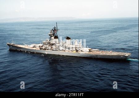 Vue aérienne du cuirassé USS NEW JERSEY (BB-62) en cours - 15 avril 1983 Banque D'Images