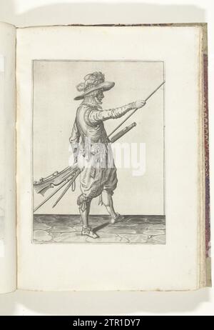 Soldat avec un mousquet qui glisse sa main droite au bout de son tiroir (n° 26), ca. 1600, 1608 Un soldat, à droite, qui tient un mousquet (un certain type d'arme à feu) avec sa main gauche sur sa cuisse gauche et amène sa main droite au bout de son fromage, qu'il a appuyé contre son côté droit (no 26), 1600. Dans sa main gauche en plus du mousquet aussi une mèche ; sur sa gauche, un furcuma (fourche de mousquet). Planche 26 dans les instructions pour la manipulation du mousquet : Corte Initiation sur l'image Figuerlicke, tant agaet le droit Ghebruyck van Musquet. Partie des illustrations dans : J. de Banque D'Images