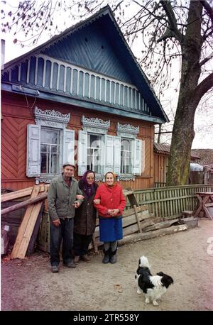 Gomel (Bélarus), 11/9/2000. Le "village de la mort", dans l'épicentre de la zone la plus touchée par la tragédie de la centrale nucléaire de Tchernobyl. Une famille devant leur maison. Photos : Manuel Ramírez. Crédit : Album / Archivo ABC / Manuel Ramírez Fernández de Córdoba Banque D'Images