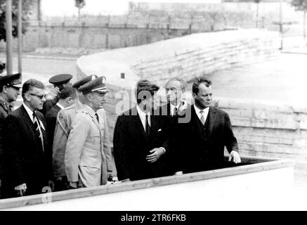 Berlin, juin 1963. Le président AMÉRICAIN John F. Kennedy, le chancelier allemand Konrad Adenauer et le maire de Berlin-Ouest Willy Brandt au mur de Berlin. Crédit : Album / Archivo ABC Banque D'Images