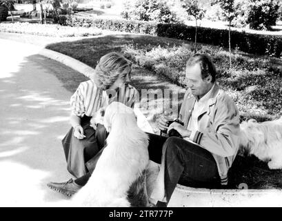 05/13/1987. 14 mai : Don Juan Carlos et Doña Sofía célèbrent leur anniversaire de mariage en argent. Quelques jours avant, ils posaient dans les jardins de Zarzuela (à l'image) pour le projet 'une journée dans la vie de l'Espagne'. Au cours de la session, le Roi a également pris plusieurs clichés de la Reine et des Infantas. Crédit : Album / Archivo ABC / Jaime Pato Banque D'Images