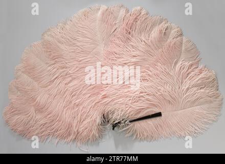 Dossier de plumes d'autruche roses sur un cadre de tortue en plastique avec crochet ditto avec goupille de fermeture en cuivre, anonyme, c. 1920 - c. 1925 dossier de plumes d'autruche roses sur un cadre de tortue en plastique avec crochet ditto avec goupille de fermeture en cuivre. Modèle : main fermée partie de 18 jambes sans ornements, polies. Les autruches y sont attachées par une ficelle. L'extrémité large des pieds extérieurs est sculptée. Cadre pays-Bas:. feuille :. Goupille de fermeture : cuivre (métal) dossier de plumes d'autruche roses sur un cadre de tortue en plastique avec crochet ditto avec goupille de fermeture en cuivre. Modèle : main fermée partie de 18 jambes sans ornements, polies. Le o Banque D'Images