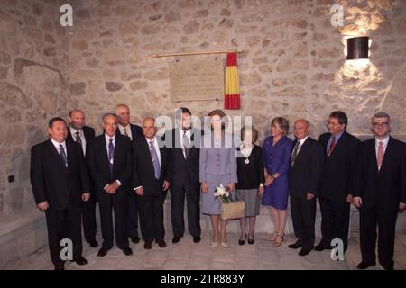 Trujillo (Cáceres), 10/09/2000. Inauguration du siège de l'Académie Royale d'Estrémadure des lettres et des Arts Dans l'image, la reine Doña Sofía avec le directeur de l'académie, José Miguel Santiago Castelo. Crédit : Album / Archivo ABC / José María Barroso Banque D'Images