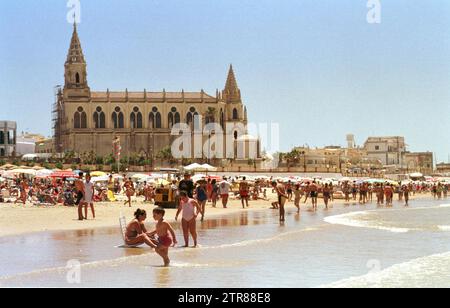 Chipiona (Cádiz), 07/12/2000. Vue sur la plage de Regla, avec le sanctuaire en arrière-plan. Crédit : Album / Archivo ABC / Millán Herce Banque D'Images
