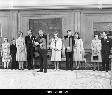 Madrid, 5/14/1977. Transfert des droits dynastiques par Don Juan de Borbón, sur son fils Juan Carlos I, au Palais Zarzuela. Sur l'image, les rois d'Espagne, Don Juan Carlos et Doña Sofía avec leurs deux enfants, Felipe et Elena de Borbón (Doña Cristina n'a pas pu assister à l'événement), Don Juan de Borbón (prononçant son discours) et son épouse, María de la Mercedes; et les filles de Don Juan de Borbón, Doña Pilar et Doña Margarita avec leurs maris respectifs, Luis Gómez-Acebo et Carlos Emilio Juan Zurita y Delgado. Crédit : Album / Archivo ABC Banque D'Images