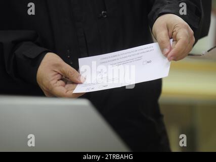 Sant Viçenc dels Horts (Barcelone), 11/09/2014. Oriol Junqueras préside l’une des tables de l’Institut Frédéric Mompou lors de la journée de participation non contraignante, afin que les Catalans puissent s’exprimer sur l’indépendance de la Catalogne. Photo : Inés Baucells. ARCHDC. Crédit : Album / Archivo ABC / Inés Baucells Banque D'Images