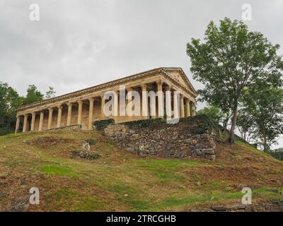 Sur la colline se dresse le sanctuaire catholique Parthénon de Las Fraguas ou église de San Jorge. Architecture néoclassique. Arenas de Iguña, Cantabrie, Espagne. Banque D'Images