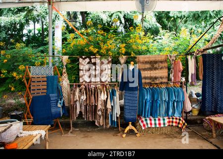 Vêtements tissu mode vêtement avec des couleurs naturelles dans la boutique faite à la main pour les voyageurs thaïlandais visite de voyage et shopping produits de sagesse locaux dans Banque D'Images