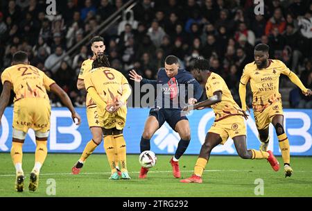 Paris, France. 20 décembre 2023. Kylian Mbappe (C) du Paris Saint-Germain participe au match de football de Ligue française 1 entre le Paris-Saint Germain (PSG) et le FC Metz au Parc de Prines à Paris, France, le 20 décembre 2023. Crédit : Jack Chan/Xinhua/Alamy Live News Banque D'Images