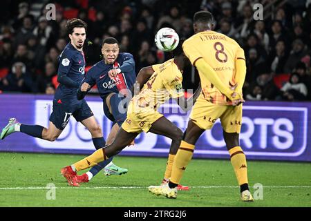 Paris, France. 20 décembre 2023. Kylian Mbappe (2e L) du Paris Saint-Germain marque un but lors du match de football de Ligue française 1 entre le Paris-Saint Germain (PSG) et le FC Metz au Parc de Prines à Paris, France, le 20 décembre 2023. Crédit : Jack Chan/Xinhua/Alamy Live News Banque D'Images