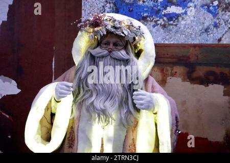 Mexico, Mexique. 20 décembre 2023. L'artiste scénique spécialisé dans le statuisme, Jose Miguel Moctezuma, caractérisé comme le Père Noël illuminé, distribue des câlins et prend une photo souvenir avec les utilisateurs du système de transport collectif Metro à Mexico. Le 20 décembre 2023 à Mexico, Mexique (crédit image : © Luis Barron/eyepix via ZUMA Press Wire) USAGE ÉDITORIAL SEULEMENT! Non destiné à UN USAGE commercial ! Banque D'Images