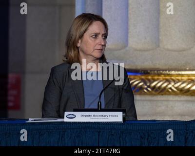 Washington, Alabama, États-Unis. 20 décembre 2023. KATHLEEN H. HICKS, secrétaire adjointe du ministère de la Défense, écoute une présentation à la troisième réunion du Conseil national de l'espace. La réunion se concentre sur les partenariats spatiaux internationaux et le programme Artemis, l'effort de coalition internationale mené par les États-Unis pour retourner sur la lune. (Image de crédit : © Sue Dorfman/ZUMA Press Wire) USAGE ÉDITORIAL SEULEMENT! Non destiné à UN USAGE commercial ! Banque D'Images