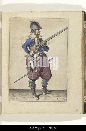 Soldat de garde tenant son gouvernail à son côté droit incliné vers le haut, son doigt sur le tracteur (n° 36), ca. 1600, 1597 - 1608 Un soldat sur la montre, à droite, à droite, qui tient un gouvernail (un certain type d'arme à feu) avec les deux mains sur son côté droit, son doigt droit forcé sur le tracteur, la course vers le haut focalisée (n ° 36), ca. 1600. Dans sa main gauche en plus de la course du gouvernail également une mèche brûlante. Plaque 36 dans les instructions pour la manipulation de la barre : Shorte instruction sur les contrefaits, touchant la bonne utilisation des calivers. Partie des illustrations dans une édition anglaise Banque D'Images