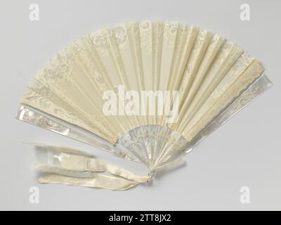 Gamme de pliage avec double feuille de Organza avec appliquer et partiellement ouvert côté machine sur un cadre de perle tranché ajour, anonyme, c. 1875 - c. 1899 cadre de nacre avec anneau en éventail en métal et ruban de satin ; 17 jambes consécutives, tête de main partie en relief et coupé; double feuille d'organza avec côté machine appliqué et partiellement ouvert. Le coin de Pearl. West-Europa (éventuellement) feuille:. feuille :. Cadre : nacre. anneau de ventilateur : métal. Support : mère de Perle. Goupille de fermeture : cadre mère -de -perle de coupe en métal avec anneau de ventilateur en métal et ruban de satin ; 17 jambes consécutives, partie tête de main en reli Banque D'Images